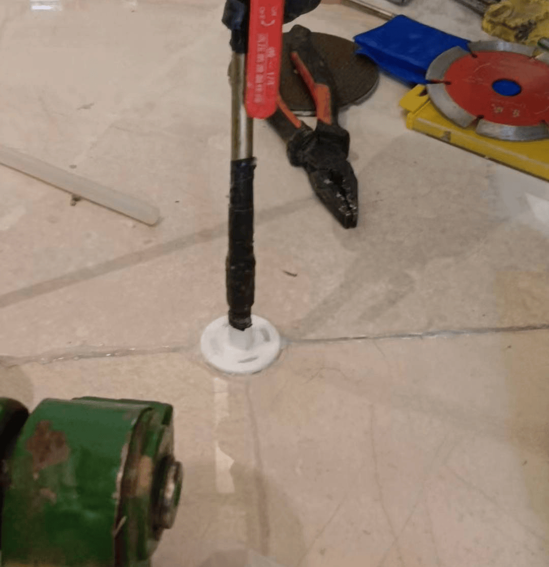 墙砖上打孔(墙砖上打孔 塑料膨胀螺丝 多大孔) 墙砖上打孔(墙砖上打孔 塑料膨胀螺丝 多大孔)